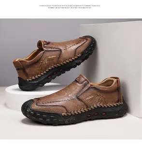 Vue détaillée de mocassins en cuir pour hommes cousus main avec un design slip-on