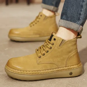 Klassieke heren Martin boots in bruin hoog model in een casual lifestyle omgeving