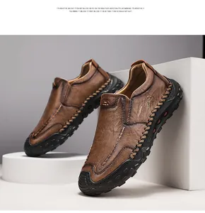 Vue détaillée de mocassins en cuir marron cousus main pour hommes avec finition texturée