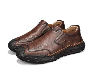 Vue détaillée de mocassins en cuir marron pour hommes avec coutures à la main.