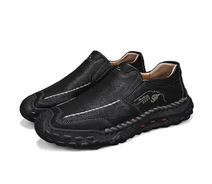 Gros plan de mocassins en cuir noir faits main avec détails de couture fins