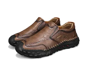 Mocassins décontractés en cuir marron avec détails cousus main et semelles en gomme.
