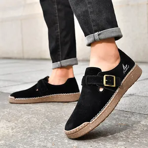 Primer plano de zapatos de enfermera en ante negro con hebilla y suela de goma suave