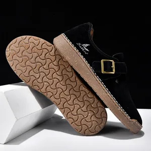 Vista de detalle de zapatos de enfermera negros tipo Birkenstock con suela antideslizante