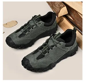 Gros plan sur les chaussures de randonnée en cuir de porc pour hommes avec semelles