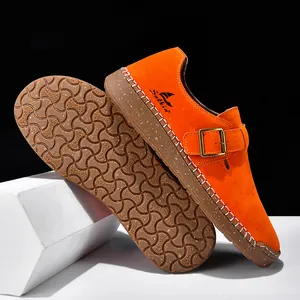 Vista detallada de zapatos planos naranjas con suela de goma antideslizante y hebilla