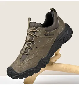 Chaussure de randonnée en cuir de porc marron pour homme avec semelle en caoutchouc.