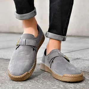 Primer plano de zapatos estilo Birkenstock de ante gris con suelas blandas cómodas