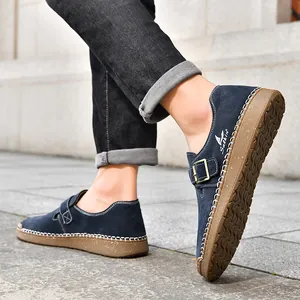 Detalle de mocasines casuales azul marino con costuras blancas y suela de goma cómoda.