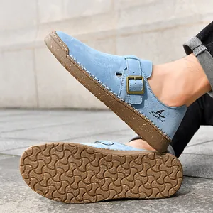 Vista lateral detallada de zapatos planos casuales de ante azul con suela de goma suave