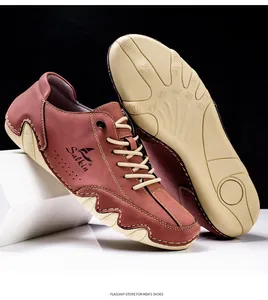 Vista detallada de zapatos casuales para hombre con suela de goma antideslizante.
