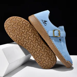 Zapatos planos cómodos de ante azul claro para mujer con suela blanda y hebilla dorada.