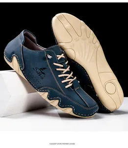 Detalle de los zapatos náuticos de ante azul transpirable para hombre con suela