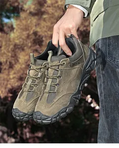 Chaussures de randonnée en daim marron robuste avec semelles en caoutchouc pour hommes