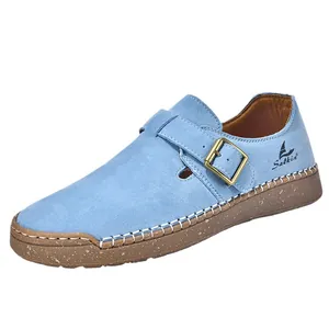 Comfortabele lichtblauwe Birkenstock-stijl instappers voor dames met zachte rubberzool.
