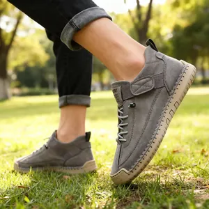 Detailansicht der grauen Wildleder-Outdoor-Freizeitstiefel mit rutschfester Sohle