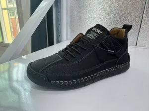Detailansicht der schwarzen mittelhohen Outdoor-Freizeitstiefel mit Sport-Zunge