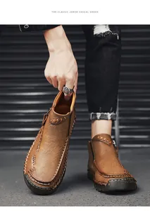 Detail handgenähter brauner Lederstiefel für Herren mit Seitenreißverschluss