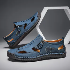 Detailansicht blaue Herren-Sandalen mit seitlichem Reißverschluss und Cut-Outs