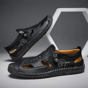 Nahaufnahme schwarzer atmungsaktiver Herren-Ledersandalen mit handgenähten Details