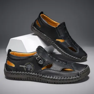 Detail der schwarzen genähten Herren-Freizeitsandalen mit atmungsaktiven Ausschnitten