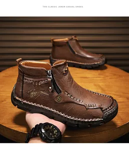Detailansicht brauner handgenähter Leder-Arbeitsstiefel für Herren auf Holztisch