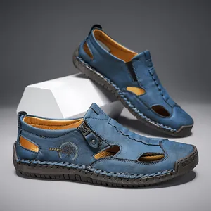 Detailansicht der blauen Herren-Sandalen mit handgenähten Nähten und Reißverschluss-Akzenten