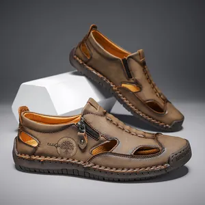 Detailansicht der atmungsaktiven braunen Outdoor-Leder-Sandalen für Herren mit Naht
