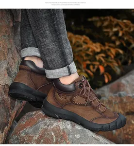 Detailweergave van bruine waterdichte leren wandelschoenen met lichte EVA-schuimzool.