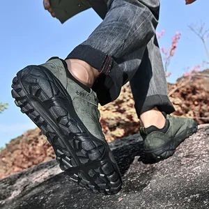 Chaussures de randonnée professionnelles en daim vert pour hommes avec semelle à crampons.