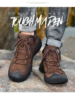 Detailopname van duurzame bruine leren werkschoenen voor heren op een rotsachtige ondergrond