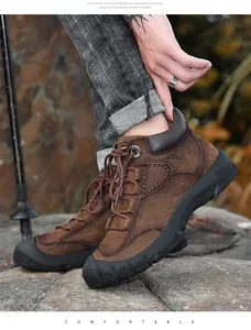 Gedetailleerd overzicht van bruine leren wandelschoenen voor heren met robuuste zool