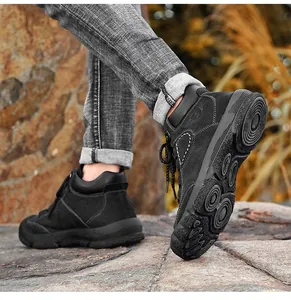 Detailopname van zwarte leren wandelschoenen met een duurzame antislip rubberen zool