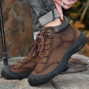 Robuuste waterdichte leren heren wandelschoenen met pluche voering voor de winter.