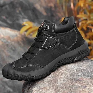 Duurzame zwarte heren wandelschoenen van leer met waterdicht ontwerp voor buiten.