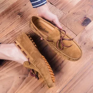 Mocassini casual da uomo in pelle scamosciata marrone con fiocco in pelle e suola a gommini