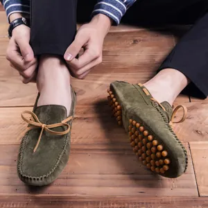 Mocassini classici da uomo in pelle scamosciata verde oliva con suola in gomma su legno
