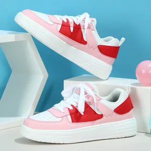 Primer plano de zapatillas con plataforma rosa y blanco con detalles rojos y suela blanda.