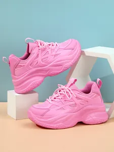 Vue détaillée des baskets à plateforme roses pour femmes avec mesh respirant moderne