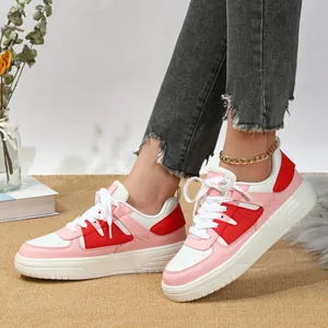 Vista detallada de zapatillas de plataforma rosas y rojas con vaqueros grises