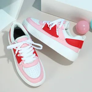 Vista detallada de zapatillas de plataforma rosa y roja con cordones