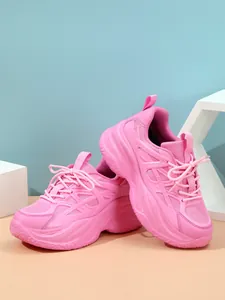 Vue détaillée des baskets dad roses et volumineuses avec tige en maille respirante