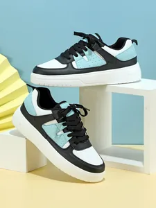 Vista lateral detallada de zapatillas de plataforma de moda en negro blanco y azul deportiva