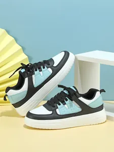 Primer plano de zapatillas con plataforma de moda en diseño tricolor negro y azul.