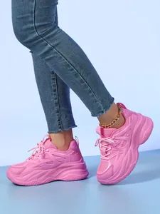 Baskets compensées roses pour femmes avec maille respirante et semelles épaisses.