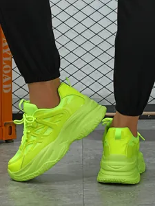Vue détaillée de baskets compensées jaune néon avec maille respirante
