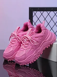 Gedetailleerde macro-opname van roze platform sneakers met ademend gaas en dikke zolen.