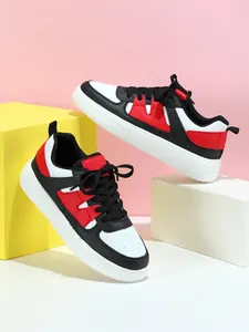 Perfil lateral de zapatillas tricolores de moda con suela gruesa sobre bloques