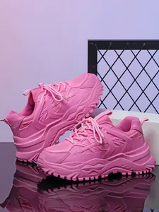Gedetailleerd zijaanzicht van stijlvolle roze chunky sneakers met ademend mesh en zolen