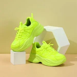 Baskets chunky vert fluo avec mesh respirant et semelle plateforme épaisse.